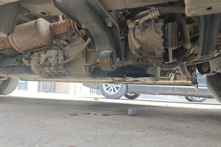 Used Wuling Zhengcheng 2015 1.8L Comfort Model LJ479QE2 Chassis Front Right