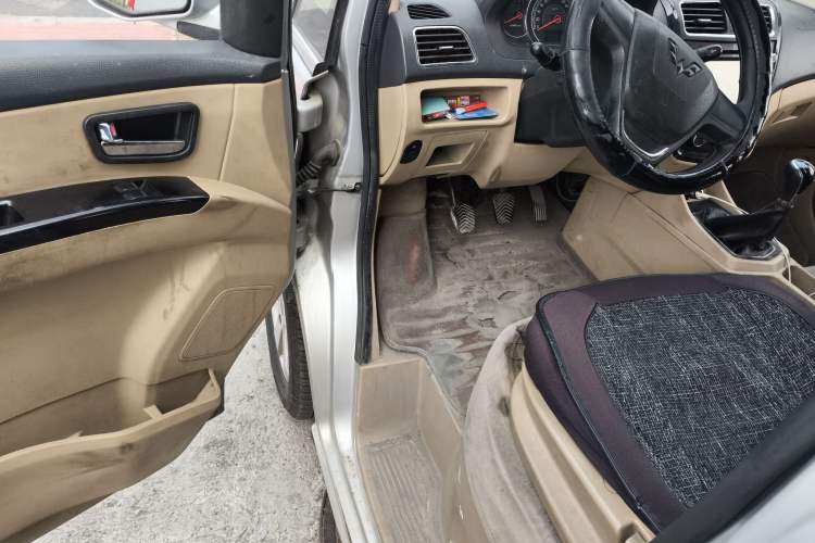 Used Wuling Zhengcheng 2015 1.8L Luxury Model LJ479QE2 Driver Seat