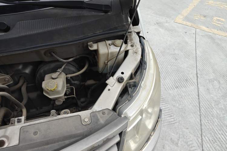 Used Wuling Zhengcheng 2015 1.8L Comfort Model LJ479QE2 Engine Bay Left