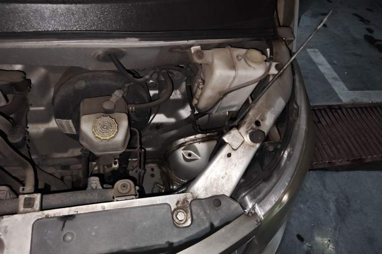 Used Wuling Zhengcheng 2015 1.5L Comfort L3C Engine Bay Left