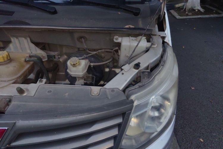 Used Wuling Zhengcheng 2015 1.8L Comfort Model LJ479QE2 Engine Bay Left