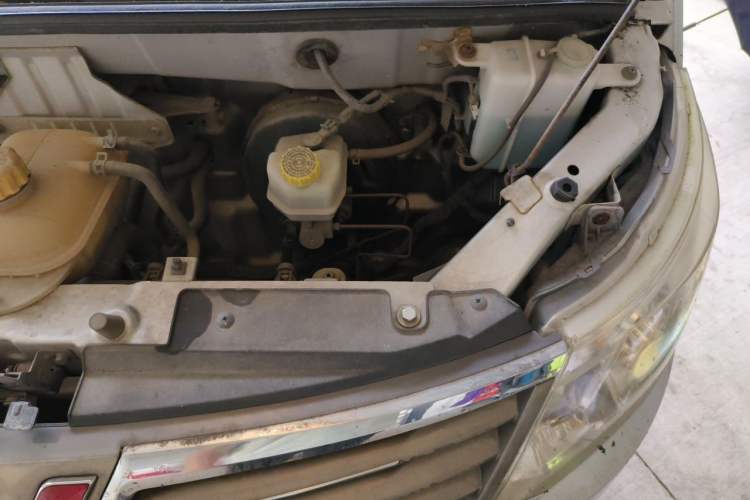 Used Wuling Zhengcheng 2015 1.8L Luxury Model LJ479QE2 Engine Bay Left