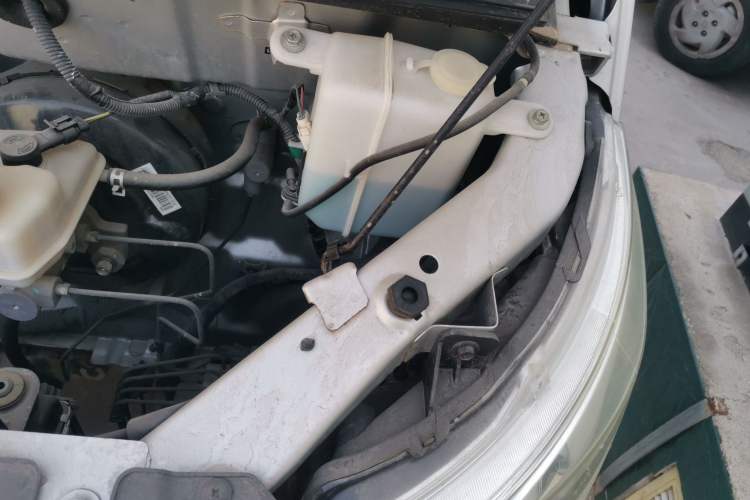 Used Wuling Zhengcheng 2015 1.8L Luxury Model LJ479QE2 Engine Bay Left