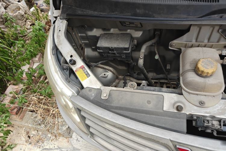 Used Wuling Zhengcheng 2015 1.8L Comfort Model LJ479QE2 Engine Bay Right