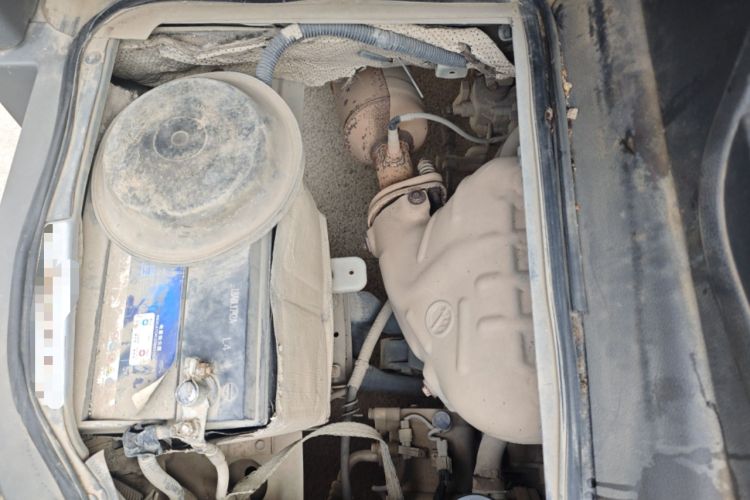 Used Wuling Zhengcheng 2015 1.8L Comfort Model LJ479QE2 Engine Bay Right
