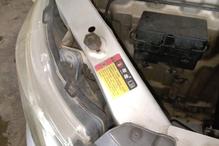 Used Wuling Zhengcheng 2015 1.8L Comfort Model LJ479QE2 Engine Bay Right