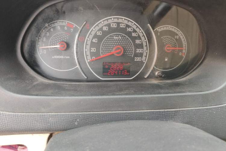 Used Wuling Zhengcheng 2015 1.8L Luxury Model LJ479QE2 Odometer Close Up
