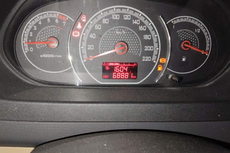 Used Wuling Zhengcheng 2015 1.8L Luxury Model LJ479QE2 Odometer Close Up