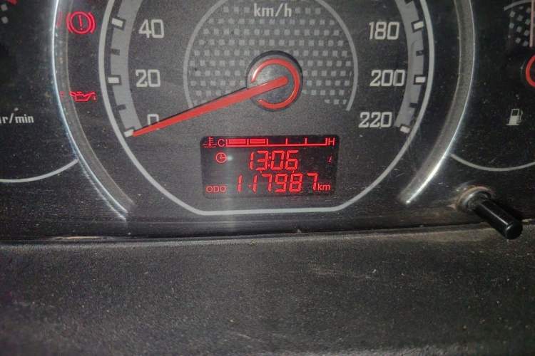 Used Wuling Zhengcheng 2015 1.8L Comfort Model LJ479QE2 Odometer Close Up