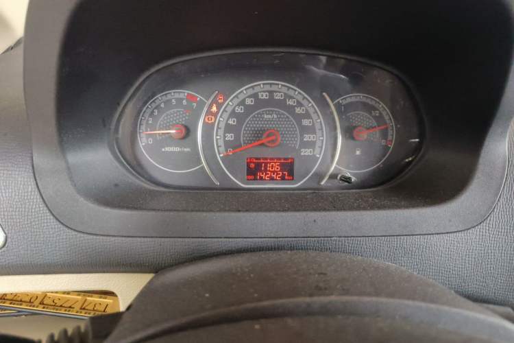 Used Wuling Zhengcheng 2015 1.8L Luxury Model LJ479QE2 Odometer Close Up