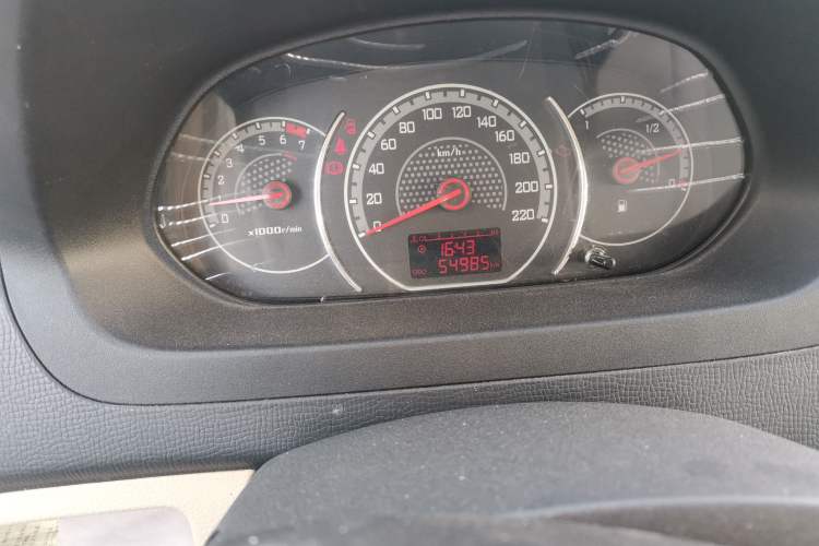 Used Wuling Zhengcheng 2015 1.8L Luxury Model LJ479QE2 Odometer Close Up