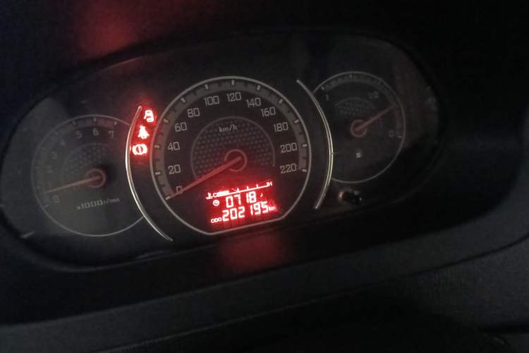 Used Wuling Zhengcheng 2015 1.8L Comfort Model LJ479QE2 Odometer Close Up