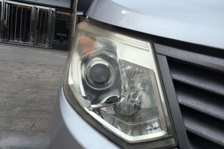 Used Wuling Zhengcheng 2015 1.8L Comfort Model LJ479QE2 Right Front Headlight