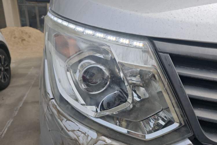 Used Wuling Zhengcheng 2015 1.8L Comfort Model LJ479QE2 Right Front Headlight