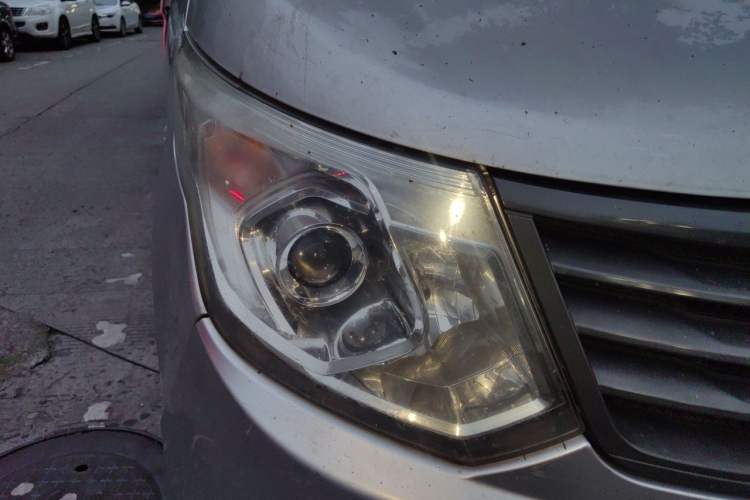 Used Wuling Zhengcheng 2015 1.8L Comfort Model LJ479QE2 Right Front Headlight