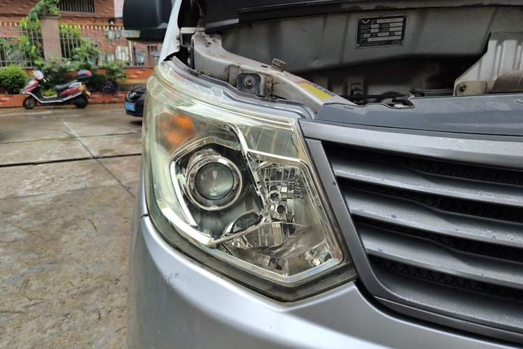 Used Wuling Zhengcheng 2015 1.5L Comfort L3C Right Front Headlight