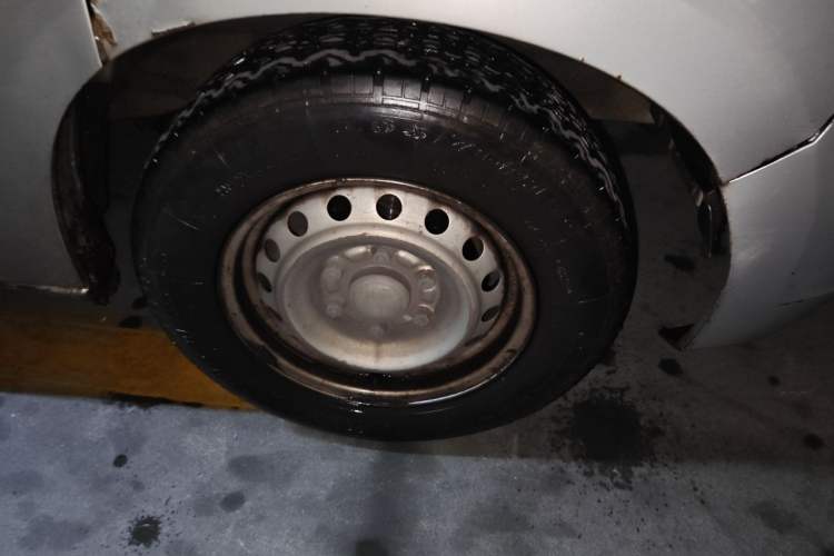 Used Wuling Zhengcheng 2015 1.5L Comfort L3C Right Front Wheel Hub