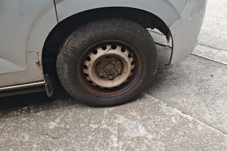 Used Wuling Zhengcheng 2015 1.5L Comfort L3C Right Front Wheel Hub