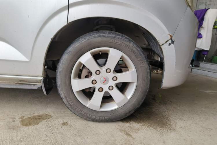 Used Wuling Zhengcheng 2015 1.8L Luxury Model LJ479QE2 Right Front Wheel Hub