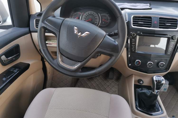 Used Wuling Zhengcheng 2015 1.8L Luxury Model LJ479QE2 Steering Wheel