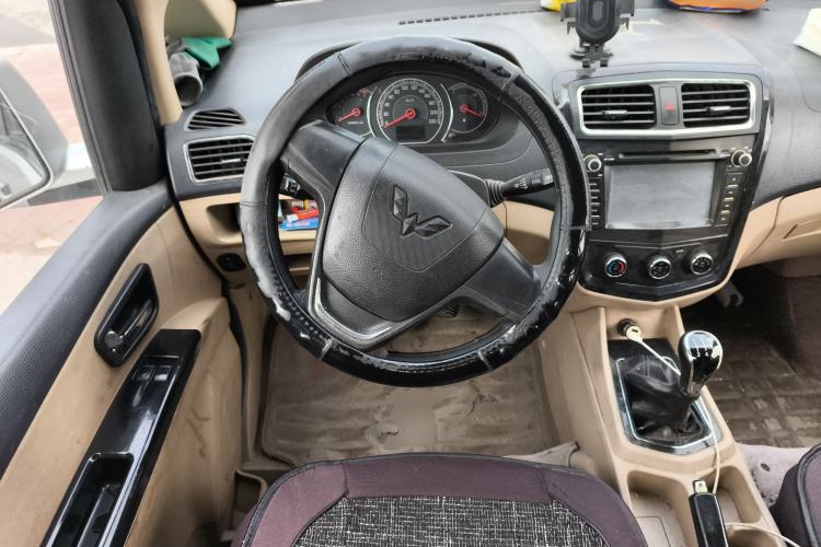 Used Wuling Zhengcheng 2015 1.8L Luxury Model LJ479QE2 Steering Wheel