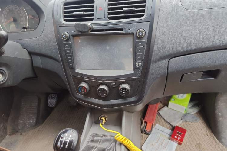 Used Wuling Zhengcheng 2015 1.8L Comfort Model LJ479QE2 Audio And AC Panel