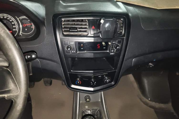Used Wuling Zhengcheng 2015 1.5L Comfort L3C Audio And AC Panel