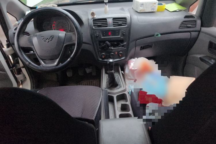 Used Wuling Zhengcheng 2015 1.8L Comfort Model LJ479QE2 Center Console