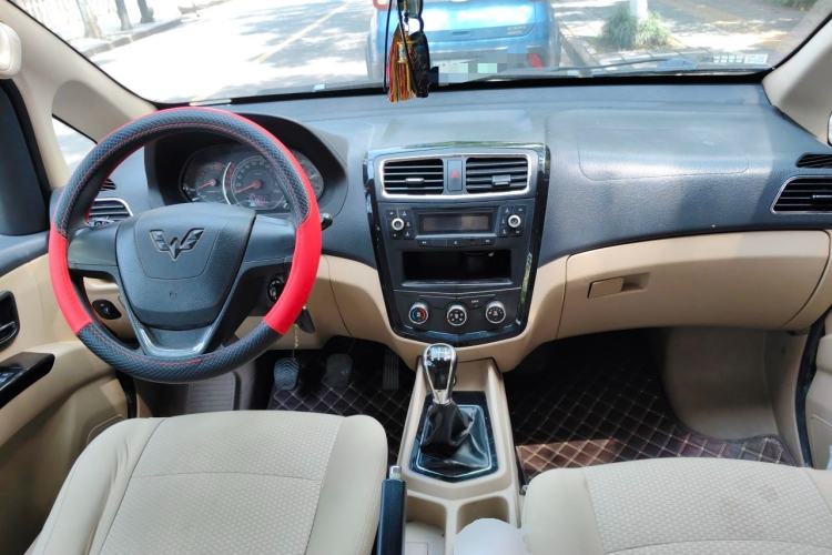 Used Wuling Zhengcheng 2015 1.8L Luxury Model LJ479QE2 Center Console