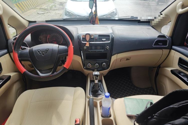 Used Wuling Zhengcheng 2015 1.8L Luxury Model LJ479QE2 Center Console