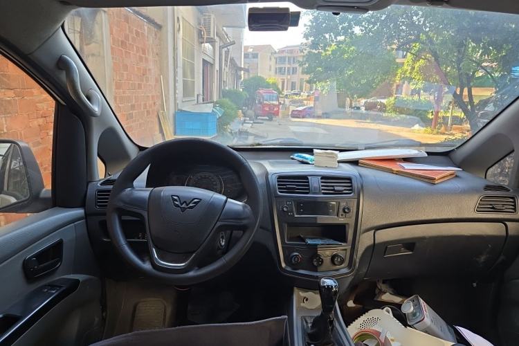Used Wuling Zhengcheng 2015 1.5L Comfort L3C Center Console