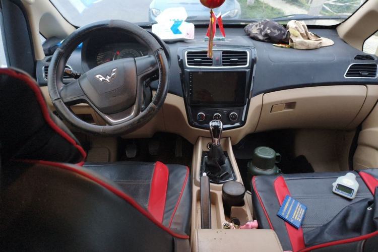 Used Wuling Zhengcheng 2015 1.8L Luxury Model LJ479QE2 Center Console