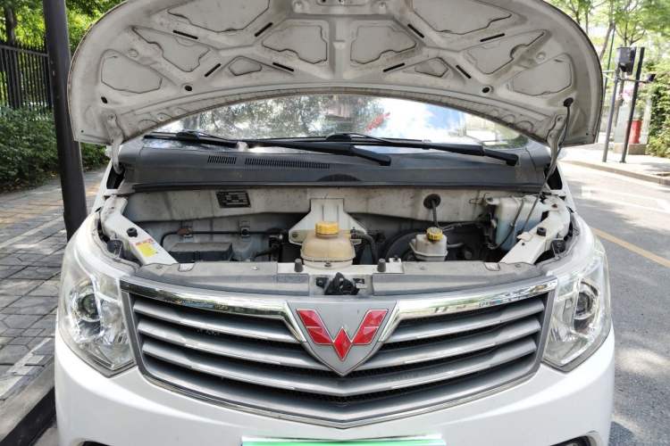 Used Wuling Zhengcheng 2015 1.8L Luxury Model LJ479QE2 Engine Bay
