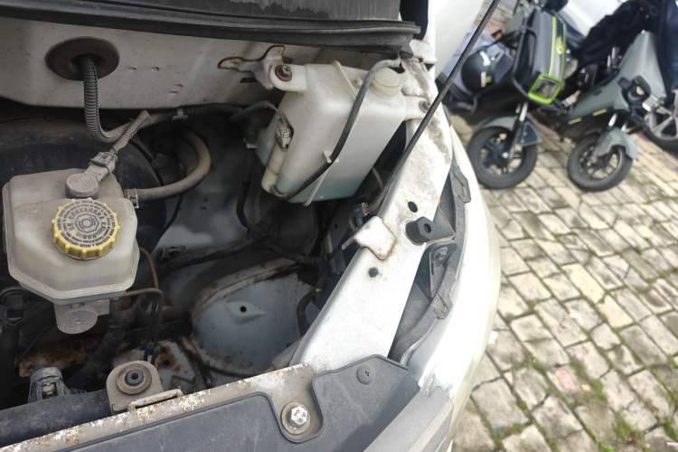 Used Wuling Zhengcheng 2015 1.5L Comfort L3C Engine Bay Left