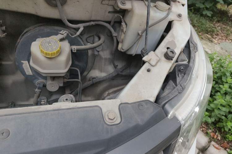 Used Wuling Zhengcheng 2015 1.8L Comfort Model LJ479QE2 Engine Bay Left