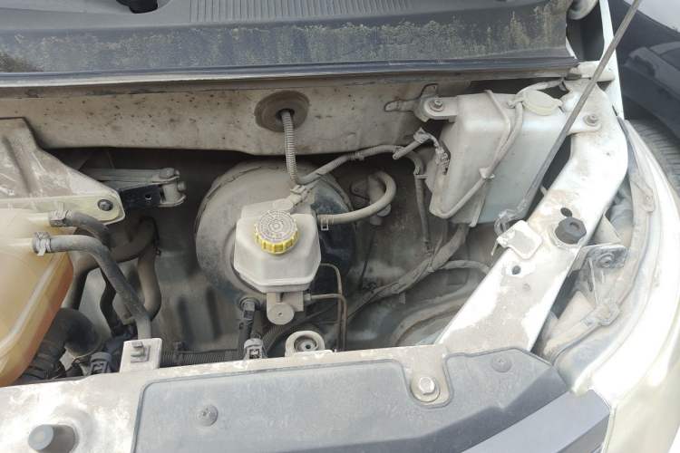 Used Wuling Zhengcheng 2015 1.8L Comfort Model LJ479QE2 Engine Bay Left
