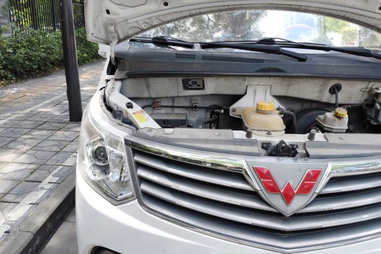 Used Wuling Zhengcheng 2015 1.8L Luxury Model LJ479QE2 Engine Bay Right