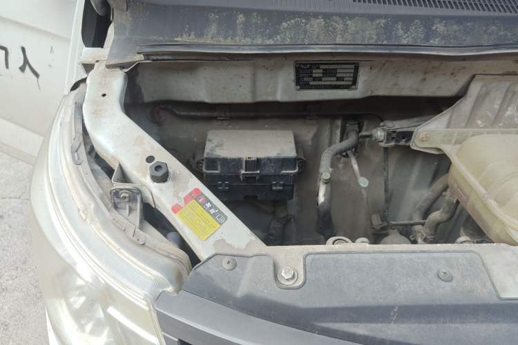 Used Wuling Zhengcheng 2015 1.8L Comfort Model LJ479QE2 Engine Bay Right