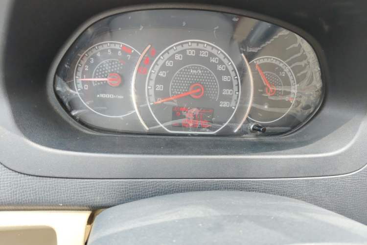 Used Wuling Zhengcheng 2015 1.8L Luxury Model LJ479QE2 Odometer Close Up