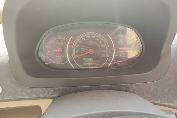 Used Wuling Zhengcheng 2015 1.8L Luxury Model LJ479QE2 Odometer Close Up