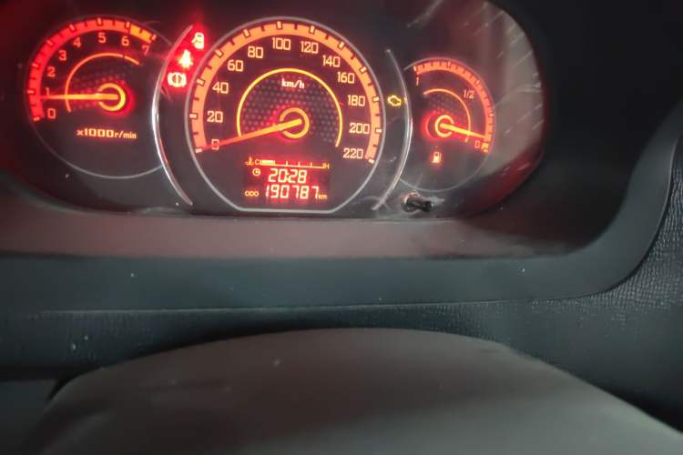 Used Wuling Zhengcheng 2015 1.5L Comfort L3C Odometer Close Up