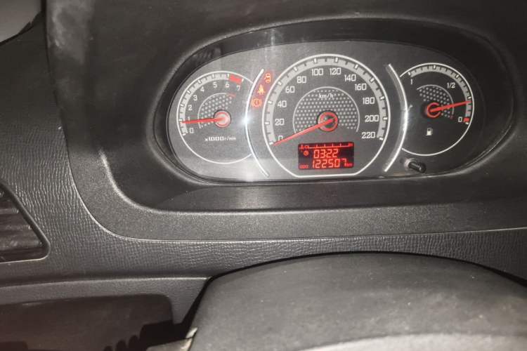 Used Wuling Zhengcheng 2015 1.5L Comfort L3C Odometer Close Up