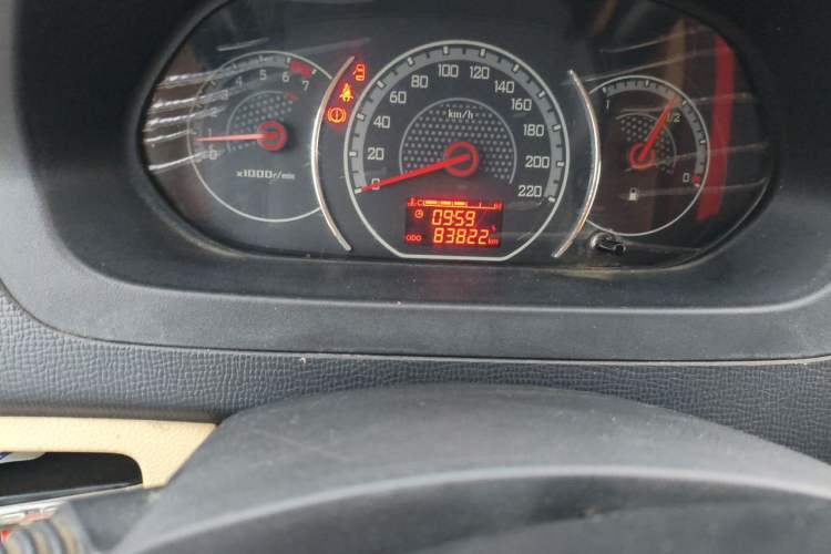 Used Wuling Zhengcheng 2015 1.8L Luxury Model LJ479QE2 Odometer Close Up