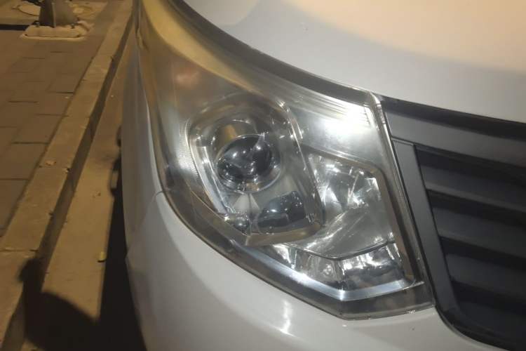 Used Wuling Zhengcheng 2015 1.5L Comfort L3C Right Front Headlight