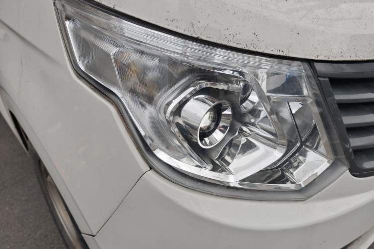 Used Wuling Zhengcheng 2015 1.5L Comfort L3C Right Front Headlight