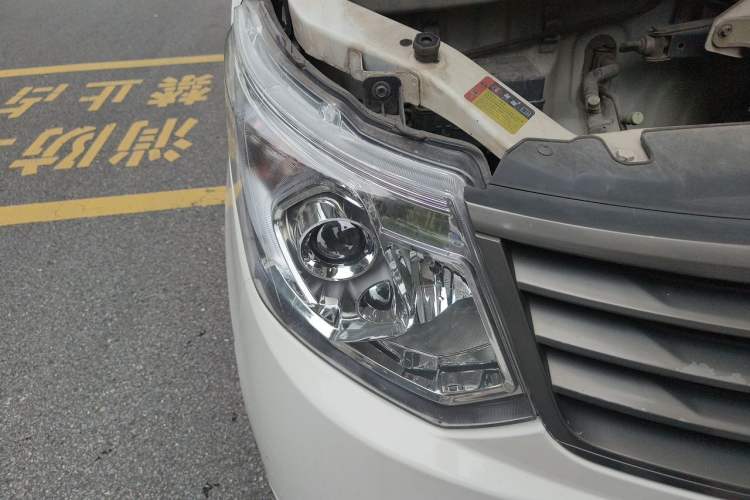 Used Wuling Zhengcheng 2015 1.8L Comfort Model LJ479QE2 Right Front Headlight