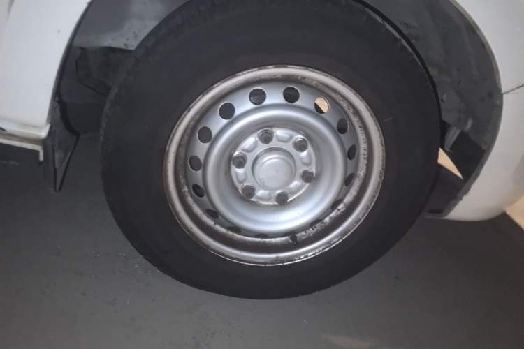 Used Wuling Zhengcheng 2015 1.5L Comfort L3C Right Front Wheel Hub