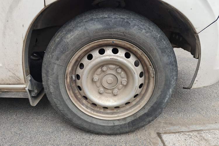 Used Wuling Zhengcheng 2015 1.5L Comfort L3C Right Front Wheel Hub
