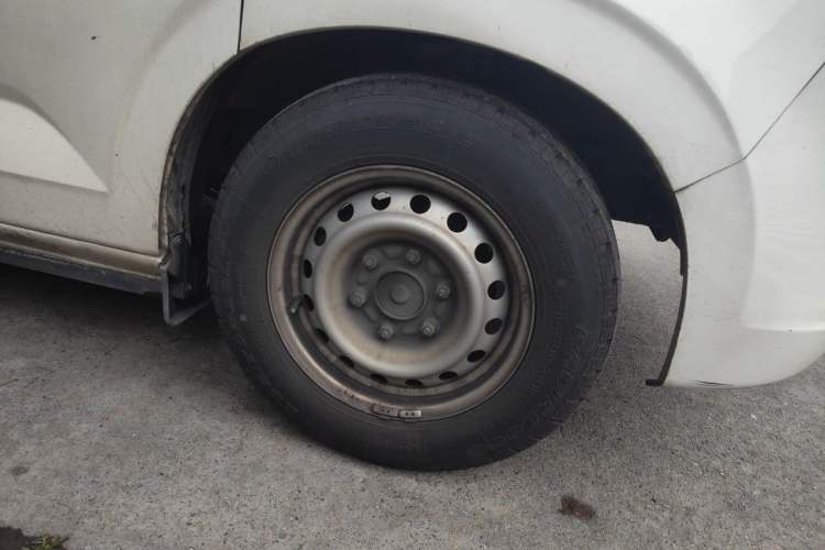 Used Wuling Zhengcheng 2015 1.5L Comfort L3C Right Front Wheel Hub