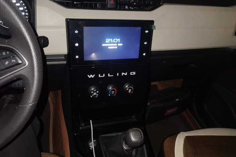 Used Wuling Zhengcheng 2021 1.5T Manual Luxury Version Audio And AC Panel